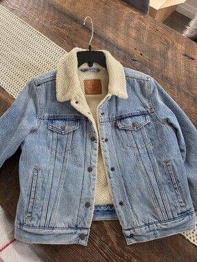 Like New Womens Levis Sherpa Lined DENIM Jacket